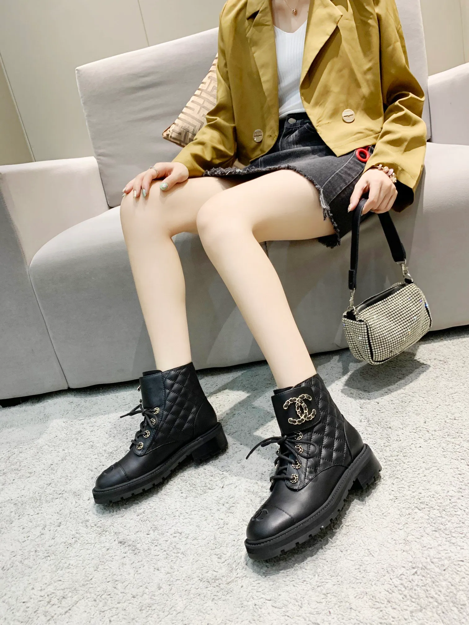 👟👟Ex-factory price 560👟👟 2021CHANEL Chanel new model, 5-40, 34, 41 customized, fabric: cowhide, sheepskin lining, heel height 3cm, color: black, apricot, white,. Original 1:1 hardware fasteners, welcome to compare.